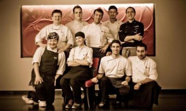 La squadra de La Credenza di San Maurizio Canavese (Torino), +39.011.9278014. Si riconoscono, in alto a sinistra Giovanni Grasso, uomo di sala e cucina; in basso, seconda da sinistra, la responsabile dei dolci Chiara Patracchini e, ultimo a destra, lo chef Igor Macchia, torinese