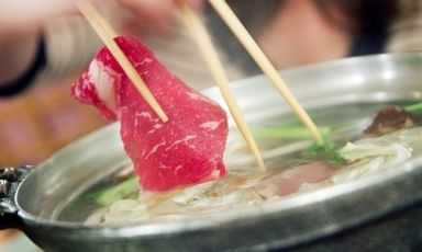 Scottare alimenti crudi (carne, pesce e verdure) nel brodo. Una splendida e salutare usanza alimentare chiamata Huo Guo molto diffusa in Cina. In Giappone è nota come shabu shabu