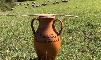Un Conciato Romano nella sua tipica anfora di terracotta: &egrave; prodotto da Manuel Lombardi a Le Campestre, agriturismo a Castel di Sasso (Caserta)

