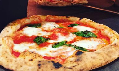 Una pizza in puro stile napoletano, senza fronzoli o velleità gourmet. Dall'impasto morbido e digeribile. Questo è l'ingrediente principale della nuova insegna milanese Pizzium
