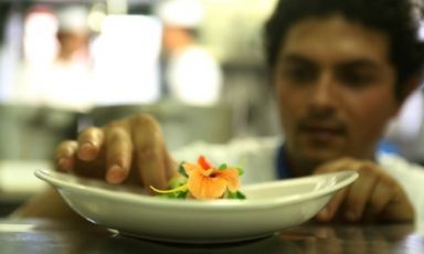 Pier Giorgio Parini, 35 anni da compiere a marzo, è il cuoco del Povero Diavolo di Torriana, nell'entroterra romagnolo. Con l'aiuto del fratello Luca imposta il menu su prodotti esclusivamente naturali. Un viaggio nell'autenticità del gusto che avrà una tappa importante a Identità Milano, martedì 2 febbraio in Sala Blu 2, teatro di Identità Naturali