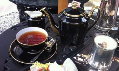 Scene dal afternoon tea del Blakes Hotel di Londra, telefono +44.(0)20.73706701. Il cosiddetto English breakfast Tea è una miscela di tè neri di Ceylon e d’Assam le cui origini sono controverse
