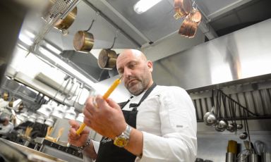 Tony Lo Coco, chef de I Pupi a Bagheria, mentre prepara i suoi golosi anelletti
