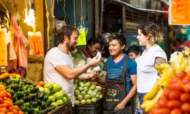 Renè Redzepi in un mercato di Mérida insieme all'ex pasticcera del Noma, Rosio Sanchez. Dieci anni fa è stato proprio un viaggio in Messico con Sanchez a far nascere il grande interesse dello chef danese per la cucina del paese centroamericano. Che dal 12 aprile al 28 maggio ospiterà il temporary restaurant di Noma Mexico. Le cene costeranno 600$ a testa, le prenotazioni sono state aperte il 6 dicembre e tutti i posti a disposizione sono già andati esauriti (foto Vincent Long)
