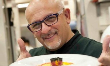 Un grande chef per due appuntamenti ad altissima qualità. Lunedì 25 e martedì 26 maggio, solo a pranzo, sarà Claudio Sadler, dell’omonimo ristorante milanese, a dominare i fornelli di Italian Contemporary Chefs, la sezione di Identità Expo che passa in rassegna i migliori nomi della cucina tricolore. I pranzi a Identità Expo sono dalle 12.30 alle 15.30 e costano 75 euro, vini inclusi. Per prenotazioni si può scrivere a expo@magentabureau.it oppure telefonare allo +39.02.62012701