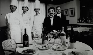 Una foto storica e celebre: un giovanissimo Igles Corelli, primo da sinistra, con Marcello Leoni e Bruno Barbieri; al loro fianco il patron Giacinto Rossetti con il maître Bruno Biolcati. Tutti insieme a Il Trigabolo di Argenta, storico e rivoluzionario ristorante. Tutto iniziò nel 1979 quando il rappresentante di giocattoli Rossetti con il socio Gualtiero Musacchi rilevò una pizzeria in Piazza Garibaldi 4b, ad Argenta, chiamando un giovane cuoco che aveva lavorato sulle navi, tal Igles Corelli...
