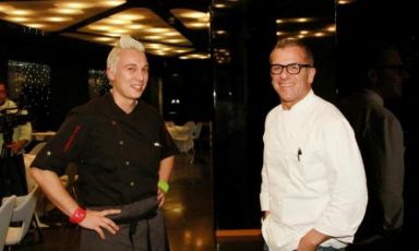 A sinistra, Andrea Mainardi chef di Officina Cucina a Brescia. A destra Max Mariola, cuoco del Boscolo Hotel Exedra di Milano, teatro di una cena organizzata il 5 febbraio scorso a corollario di Identità Milano. Il pasto ha avuto come focus l'interpretazione dei prodotti innovativi di Tartuflanghe, Agroittica Lombarda e Cantine Majolini (foto del servizio di Giulio Ziletti)