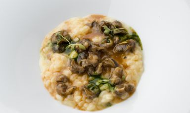 Mioline e lumachine è il piatto dell'anno di Giancarlo Perbellini, di Casa Perbellini a Verona. Lo chef sarà protagonista a Identità Milano: domenica 5 marzo alle 12 sarà impegnato in Identità di Champagne, mentre poco più tardi, alle 15,45, alla Scuola di Identità Golose con una lezione dedicata a "La cottura ideale del risotto"
