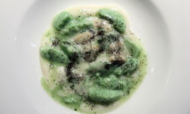 Gnocchi alle erbe su crema di patate con venegole e tè nero affumicato, piatto in carta al ristorante Unico di Fabio Baldassarre a Milano, via Achille Papa 20, telefono +39.02.39261025