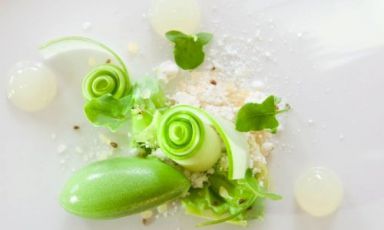 Crema e crumble di pistacchio e mela verde di Gert De Mangeleer del ristorante Hertog Jan di Brugge (Bruges) in Belgio, telefono +32.(0)50.673446. Gi&agrave; caff&egrave;, bar e brasserie, l'insegna ora &egrave; un ristorante di cucina d'autore, con 3 stelle Michelin ben scintillanti in cima (foto del post di Kristof Vranken)