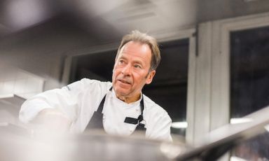 Dieter M&uuml;ller, 64 anni, nume tutelare dello Tschuggen Gourmet Tour di Arosa in Svizzera, per 18 anni al timone del ristorante dello Schlosshotel Lerbach, 3 Stelle Michelin,&nbsp;&egrave; stato il&nbsp;primo chef tedesco a ricevere 4 cappelli dalla Guida Gault Millau