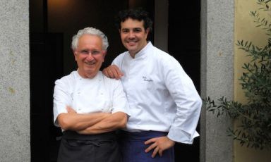Ezio Santin, classe 1937, e Fabio Barbaglini, 1974, rispettivamente fondatore e successore al comando dell'Antica Osteria del Ponte di Cassinetta di Lugagnano (Milano), già 3 stelle Michelin. Domenica 10 febbraio Identità Milano tributerà un omaggio al maestro con l'allievo e Massimiliano Alajmo. Appuntamento in Auditorium, ore 10.45 (foto Maurizio Brera)