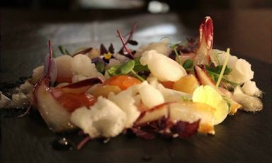 Insalata invernale di salmone e midollo di Matias Perdomo del ristorante Pont de Ferr di Milano, una delle 14 insegne che sono parte di&nbsp;Piacere in abito da sera, circuito disegnato da Birra Moretti per fare apprezzare la birra nelle interpretazioni della meglio cucina d'autore meneghina, dall'1 al 12 febbraio. Tutti i dettagli qui,&nbsp;info line +39.348.2734525