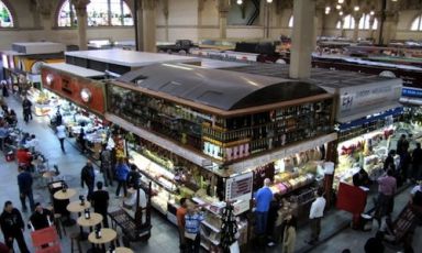 Il Mercado Municipal, simbolo gastronomico di San Paolo: un concentrato di frutta esotica, verdure profumate e pesci di ogni genere. Una vera Disneyland del cibo all'interno della città con la cucina più varia di tutto il Sud America. Il racconto di Luciana Bianchi è tratto dalla Guida ai ristoranti di Identità Golose 2012 (foto Juray de Castro)