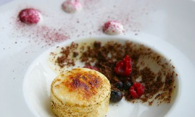 Hapurok con patate e latte acido. Un dolce tipico del ristorante Alexander del resort Pädaste Manor di Muhu, isola estone di grande fascino naturalistico, t. +372.45.48800