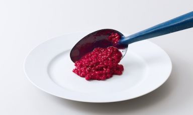 Risotto di farro alla barbabietola, una delle tante ricette contenute in "Heston Blumenthal at home”, 408 pagine, 47 euro. Foto di Angela Moore, per gentile concessione di Castelvecchi editore