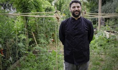 Vladimiro Poma, sous chef dell'Erba Brusca di Milano, nel giardino con orto del ristorante. Il giovane cuoco di origini imperiesi battaglierà lunedì 12 novembre alla Città del Gusto di Roma con altri colleghi under 35. Con Poma oggi presentiamo Fabrizio Tesse della Locanda d’Orta di Orta San Giulio (Novara), Daniele Pennati della Compagnia delle Osterie di Morbegno (Sondrio) e Livio Pedroncelli del Pomiroeu di Seregno (Milano)