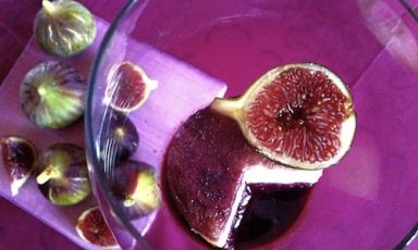 Formaggio alle noci di macadamia e fichi settembrini con riduzione di vino rosso, ricetta a cura di Luana Cestari. Crudismo significa conoscere nuovi modi per tagliare, tritare e scaldare (sotto i 42°C, generalmente) gli alimenti