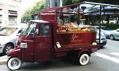 Ape Bistrot, Milano, mini-food truck milanese dallo stile retrò, evoca l'atmosfera dei vecchi bistrot francesi