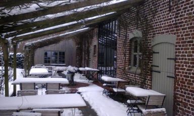 L'esterno innevato del ristorante In De Wulf di Dranouter, in Belgio al confine con la Francia, telefono +32.(0)57445567. E' la tana del cuoco Kobe Desramaults, che del luogo nativo scrive di essere affascinato per "il suo passato oscuro e le sue storie di guerre e vagabondi". Kobe sarà protagonista a Identità Milano martedì 12 mattina, sala Auditorium, nella giornata dedicata alla cucina del Belgio (foto Antonia Klugmann)