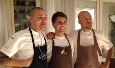 Da sinistra, il britannico Ryan Clift, il padrone di casa Lorenzo Cogo del Coq e l'australiano Ryan Flaherty, autori del Thirty Creative Touches: 2 cene a 6 mani a Marano Vicentino. I primi due sono tra i giovani leoni della cucina mondiale, a lezione domani in Auditorium, nella giornata inaugurale di Identità Milano