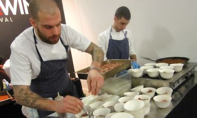 Eugenio Roncoroni, il 50% de Al Mercato burger Bar di Milano, impiatta Ravioli Sichuan di testina e Taco scomposti di salsiccia piccante, due piatti che hanno spopolato nella giornata dei rubitt di domenica, secondo giorno del Milano Food and Wine Festival, segnato da una pari attenzione per i vini dell'altra metà della sala (foto Stefania Ciocca)