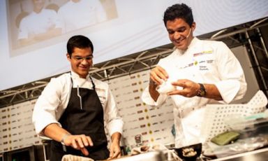 Primi a salire sul palco nel pomeriggio Identità Milano day one, i fratelli Felipe e Thiago Castanho, anime del ristorante Remanso do Bosque nello stato amazzonico del Parà in Brasile. Identità Milano ha detto che i giovani leoni della "cucina mondiale" lavorano in Italia, Francia, Spagna, Svezia e Singapore (foto Alessandro Castiglioni)