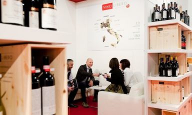 Mattino del lunedì a Identità: c'è Oscar Farinetti, il fondatore di Eataly, Fontanafredda e Vino Libero, questi ultimi due, modi nuovi di bere e interpretare l'universo dell'enologia (foto Sonia Santagostino)