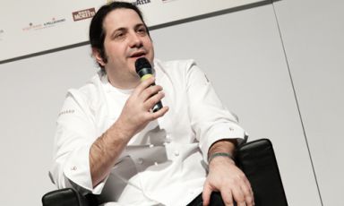Il pasticcere milanese Gianluca Fusto, tra i relatori più applauditi nella giornata di Identità di Libri. Il suo volume "Percorsi" (Reed Gourmet) è passato sotto una doppia ovazione: in Sala Blu ma anche in Auditorium, tra Jordi Roca e i 3 ragazzi del Fat Duck. La giornata è stata presentata da Camilla Baresani e Gianluca Biscalchin (foto Alfio Chiarappa)