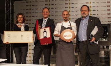Secondo da destra, Enrico Crippa, chef del Piazza Duomo di Alba (Cuneo), premiato Cuoco dell'anno da Paolo Bombardieri di Nino Negri del Gruppo Giv. Con loro Tarsia Trevisan e Paolo Marchi (foto Alessandro Castiglioni)