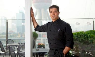Roberto De Franco in uno scatto relativo ai tempi in cui era chef dell'Isola Shanghai, ristorante all'interno dell'Ifc (International Financial Center) Lujiazui. Da aprile 2012 è chef del ristorante Zafferano a Singapore, dove vive con la moglie Cecilia Lami e il figlio piccolo. Su Facebook si incontra qui