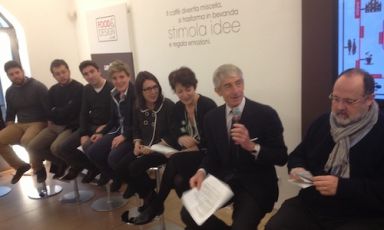 Scene dalla conferenza stampa di presentazione del progetto Food & Design, programma che coinvolge il 10, l'11 e il 12 aprile 13 chef in 10 showroom di cucina nel Fuorisalone del Mobile di Milano. Nella foto si riconoscono, da sinistra, i cuochi Giovanni Giberti, Alessandro Nergini, Fabio Pisani, Viviana Varese, Alessandra Bianco pr manager di Lavazza, la direttrice di Casamica Silvia Robertazzi, il direttore generale di Rcs Pubblicità Raimondo Zanaboni e Paolo Marchi di Identità Golose. Per partecipare occorre preregistrarsi sul portale di AtCasa, scaricando l’App ufficiale Salone 2013-AtCasa.it
 