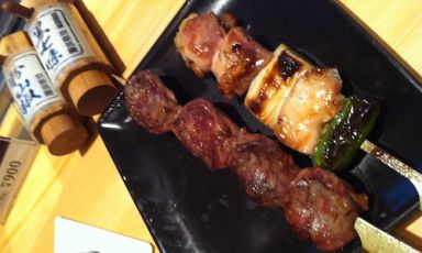 Tra le prime tappe del viaggio in Giappone di Beniamino Nespor - cuoco di Al Mercato, burger bar e ristorante a Milano - c'è Kyoto. E Wabiya (nome completo: Wabiya Korekidou Gion Hanamikoji Honten), un'insegna yakitory, specializzata cioè in spiedini di pollo alla griglia, telefono +81.(0)75.5323355