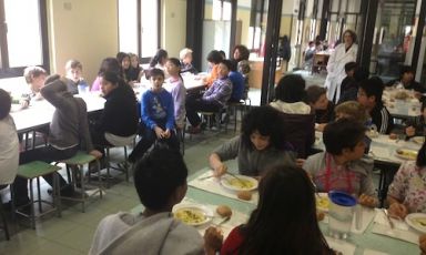 I bambini della scuola Casa del Sole, in via Giacosa a Milano, sperimentano il primo menu cinese in pausa pranzo. Un progetto lanciato dal Comune di Milano per favorire l'integrazione, anche a tavola. Il 30 maggio, il bis con menu un menu peruviano