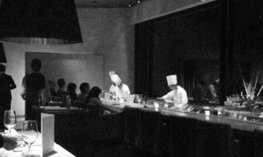 La cucina dell'Arcana, un albergo sperduto nelle foreste di Izu, a bordo fiume, lontano 30 minuti dalla prima stazione e da qualsialsi cosa. Il concetto di fondo: stazione termale privata sul terrazzo e, la sera, grandi menu degustazione tutte le sere, grandi colazioni, grandi bottiglie di champagne, grandi massaggi...
