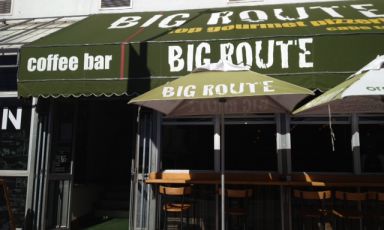 Big Route’s entrance, on Greenpoint’s Main Road, in Cape Town, tel. +27.(0)21.4332530. Run by two nice half Italian half South African guys, Adriano and Alfredo, it goes far beyond the folkloristic limits of other South African pizzerias with dubious names such as Col Cacchio or Cornuti al Mare