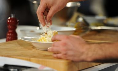 Londra, Luciano Monosilio dà il tocco finale alla sua carbonara al superlunch di Identità London. Lo chef di Pipero al Rex farà il bis al Roma Food&Wine Festival, rassegna di Eataly Ostiense, 17-19 maggio 2013: cucinerà la versione di ieri esattamente come Alessandro Roscioli dell'insegna omonima di Campo dei Fiori. Christian e Manuel Costardi del ristorante Cinzia di Vercelli cucineranno la versione di oggi (un risotto), Davide Scabin del Combal.Zero di Rivoli (Torino) quella di domani (foto Eamonn McCormack)