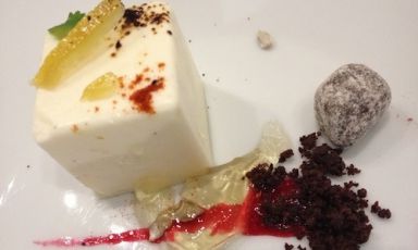 Con... ciato: mousse di conciato romano con inserto di melissa di Giuseppe Iannotti del ristorante Kresios di Telese Terme (Benevento), splendido dessert presentato all'evento delle Strade della mozzarella di Paestum (Salerno). Unico presidio Slow Food della provincia di Caserta, il conciato romano deve la sua fama anche alla famiglia Lombardi con Fabio, tragicamente scomparso, e il fratello Manuel, oggi a capo dell'azienda Le Campestre di Castel Sasso (Caserta), +39.0823.878277