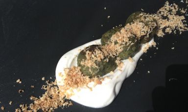 Gnocco di pane e borragine su fresco di latte, ricotta affumicata e beurre noisette, il primo dei due rubitt che Paolo Casanova, chef del Dopolavoro Bicocca, porter&agrave; tra le stesse mura di "casa sua" (via Chiese 2 a Milano), in occasione della seconda edizione di&nbsp;Identit&agrave; Rubitt, domenica 16 giugno dalle 12 alle 21.30. Biglietto d'ingresso, 25 euro (20 euro in prevendita online)
