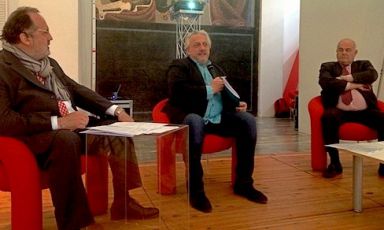 Da sinistra, Paolo Marchi di Identit&agrave; Golose, Davide Scabin del Combal.zero di Rivoli (Torino) e Michele Perini, preisdente di Fiera spa. Nella tavola rotonda di questa mattina in Triennale a Milano, anticipazioni su Host,&nbsp;Salone internazionale dell&rsquo;ospitalit&agrave; professionale, che animer&agrave; la Fiera di Rho-Pero dal 18 al 22 ottobre 2013