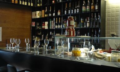 The counter of Bancovino, a winebar recently opened in Via Pietro Borsieri 27 in Rome, tel. +39.06.87673864. You can lean on the long counter when choosing among the many bottles of wine, available for you to buy, together with many other products. Italian-Argentinian chef Adrian Venturi prepares tasty and simple dishes 