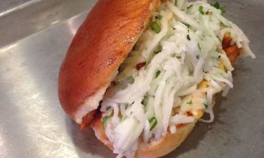 Blackened chicken sandwich, il petto di pollo grigliato della tradizione cajun/caraibica. E' il primo dei due rubitt di&nbsp;Beniamino Nespor ed Eugenio Roncoroni di Al Mercato, ristorante e burger bar di Milano. Troveremo il piatto domenica prossima al Dopolavoro Bicocca di via Chiese 2 a Milano, il giorno di&nbsp;Identit&agrave; Rubitt, evento che celebra i piccoli piatti di grande cucina&nbsp;dalle 12 alle 21.30. Biglietti a 25 euro (20 euro se acquistati in prevendita qui)