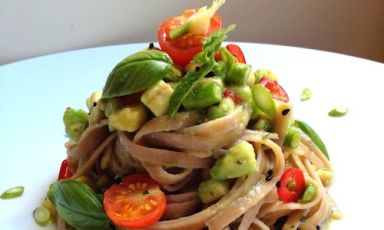 Fettuccine with avocado, tomatoes and garlic stems by Daniela Cicioni, a dish that can be enjoyed warm or cold, with a seasoning that doesn’t require cooking, suitable for any kind of pasta