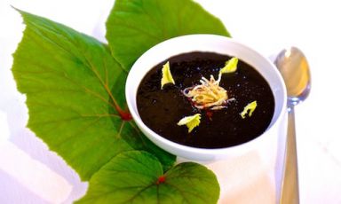 La Zuppa di ritagli ai profumi thai, freschissima entrée del ristorante Al Porticciolo 84 di Lecco, una stella Michelin, +39.0341.498103. La pietanza esprime un modo intelligente per utilizzare, in chiave asiatica, quel che rimane dello sfilettamento di pesci poveri come ricciole, leccie, palamite, lampughe, rombi e pesci serra