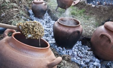 Lenticchie cotte in anfora, Polpo cotto nella birra e melassa d'uva, Seppia in aceto di vino bianco. Piatti dell'antica civiltà minoica (2700-1450 a.C.) riesumati sulla spiaggia dell'hotel Blue Palace di Elounda, sull’Isola di Creta in Grecia. E' Minoan Tastes, interessante iniziativa che terrà banco fino a ottobre