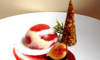 Fig semifreddo with a cone of walnuts, buckwheat sprouts and rosemary by Daniela Cicioni, a fresh, raw, vegan and gluten free dessert
