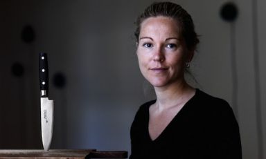 Anita Klemensen, a chef originally from Jutland is now at the helm of Den Røde Cottage in Klampenborg, close to Copenhagen, in Denmark, tel. +45.39904614, 1 Michelin star (photo politiken.dk)