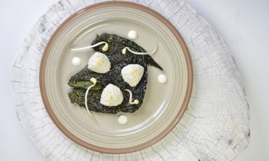 Fake hazelnut ricotta with crispy black cabbage leaves by vegan chef Simone Salvini. In fact, there are two recipes here: there’s the Soya and hazelnut milk mayonnaise, which can be paired with delicate dishes such as this and many others created by the chef (photo by Emanuele De Marco)
