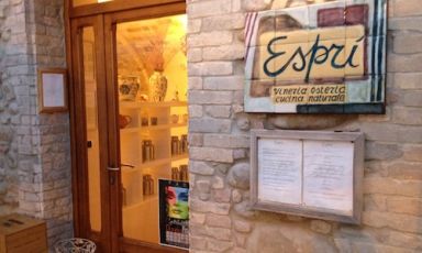 The entrance to Esprì in Colonnella (Teramo), a "natural cuisine tavern" located in the first hilly village you encounter in Abruzzo, when arriving from the Marche, tel. +39.0861.70581. Since February 2010 the owners are Emanuela Tommolini and Fabio De Cristofaro, both 34 years old and authors of an original and convincing cuisine