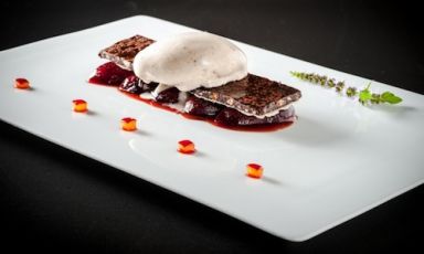 Nella foto, il piatto con cui Alessio Cancedda , sous chef del S'Apposentu di Siddi in Sardegna, si è aggiudicato la menzione speciale per la miglior ricetta dolce nel Premio Birra Moretti Grand Cru 2012: Gelato d'orzo tostato e birra con croccantino di cioccolato e composta di prugne e liquirizia. Dopo il 23 settembre conosceremo i nomi dei 10 finalisti 2013